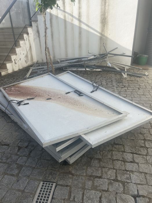 Paineis solares fotovoltaicos -danificados e estrutura