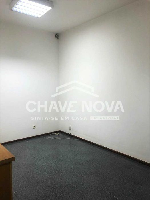 Loja c/montra em Mafamude (Junto ao colegio Bonança)