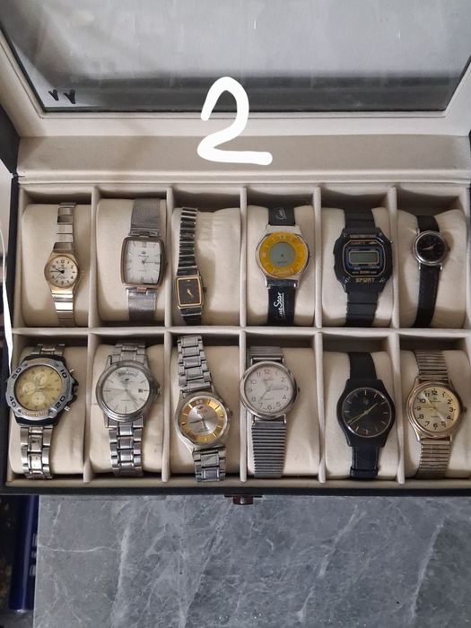 Kolekcja zawiera różnorodne zegarki naręczne, od klasycznych modeli an