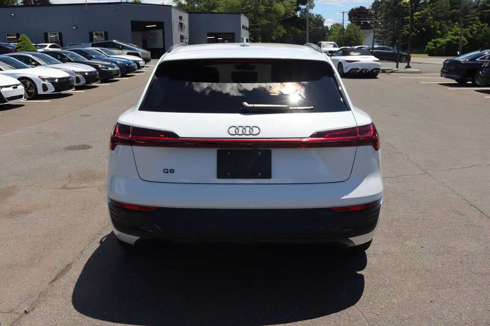 Audi Q8 e-tron quattro Premium Plus      2024