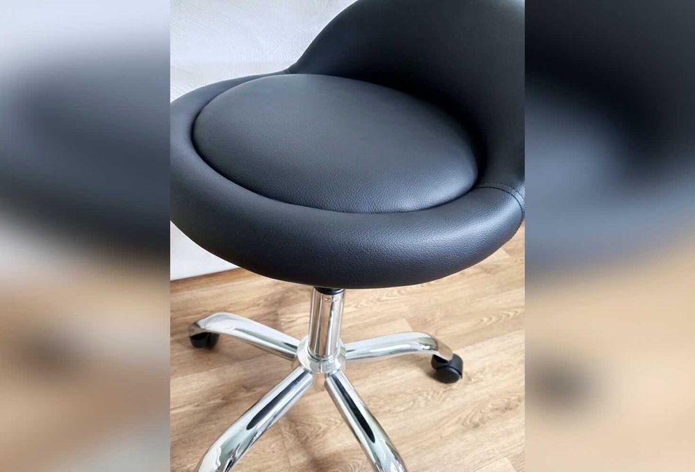 Стул маникюрный офисный на колесиках для мастера Ns-175 черное кресло