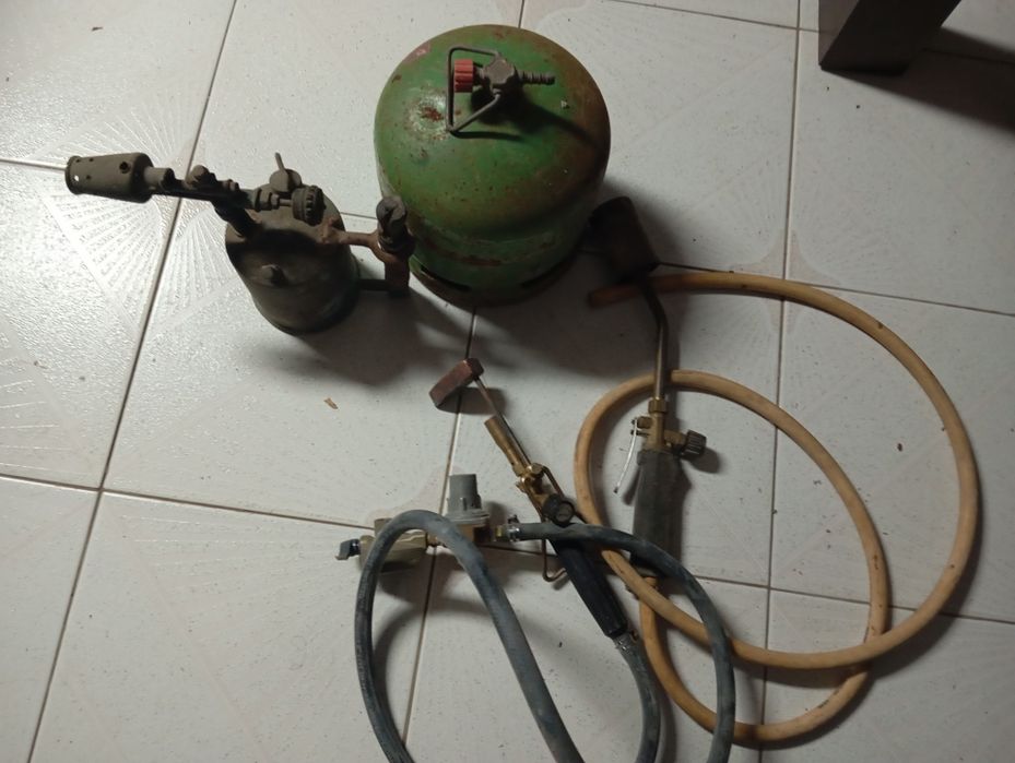 Maçaricos e garrafa gaz.