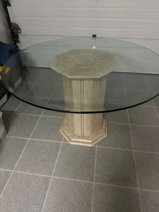 Mesa redonda de vidro e pedra rustica