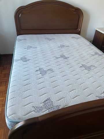Cama de casal em madeira maciça com colchão