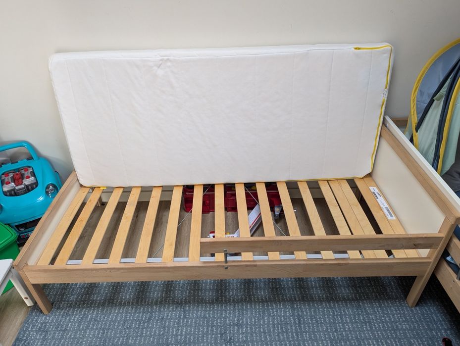 Cama criança com colchão e extras