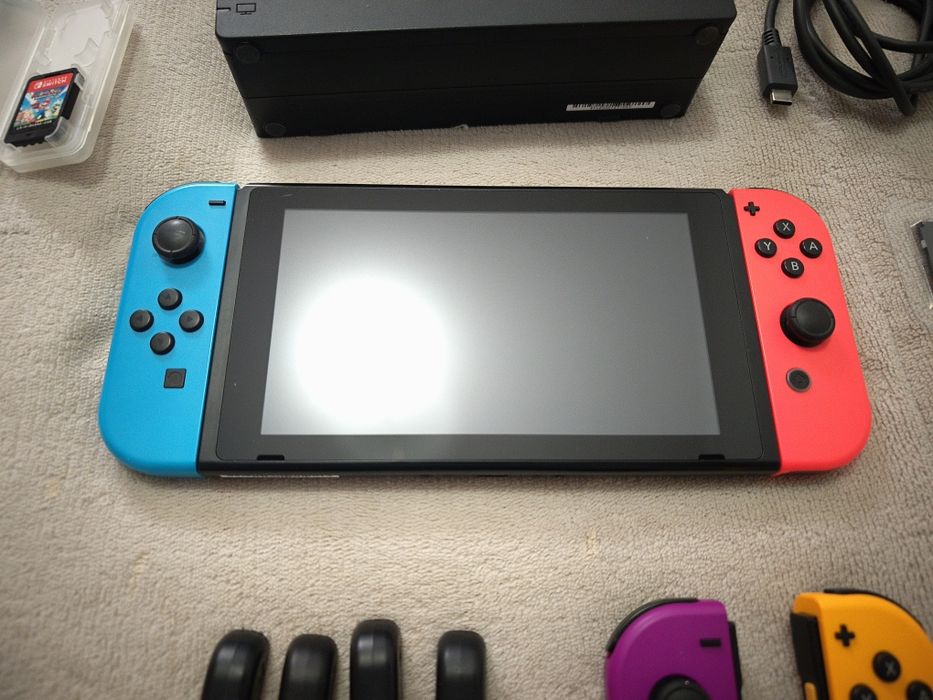 Vendo nintendo switch com 4 comandos