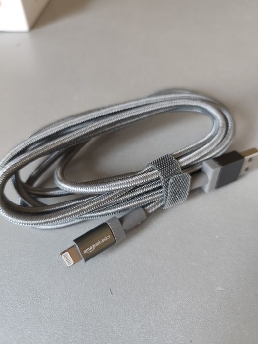 pleciony kabel Amazon Basics ze złącza USB-A na Lightning o długości 1,8 m