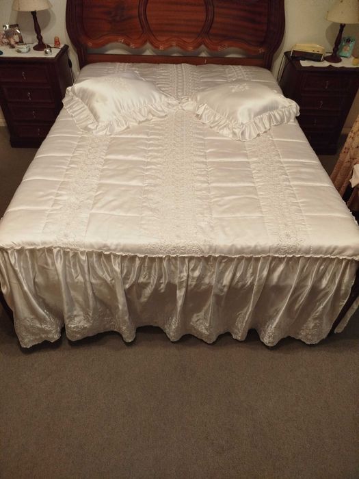 Colcha édredon em cetim branco para cama de casal  + 2 almofadas