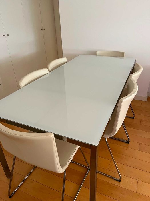 Mesa Vidro Branco com 6 Cadeiras de Pele Bege