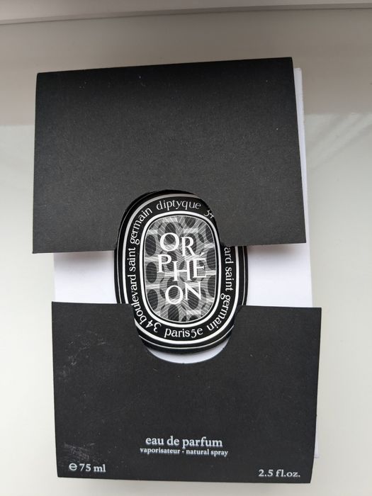 Коробочки від парфумів.