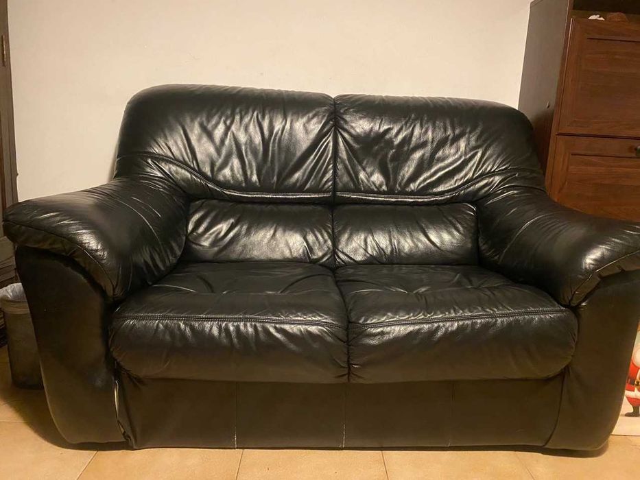 Sofá preto de dois lugares, usado. Venteira • OLX Portugal
