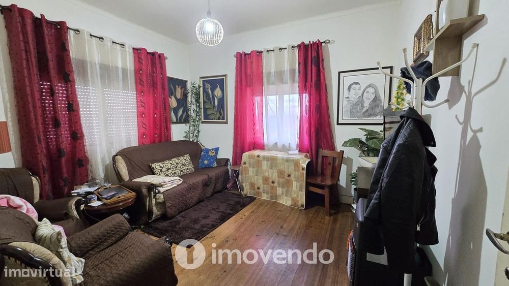 Prédio urbano, com três T4 e garagem, em Asseiceira, Tomar