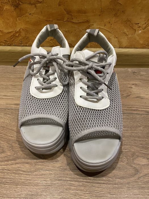 Легке та зручне взуття на підвищенні