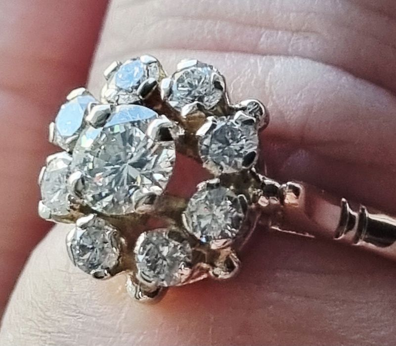 Золота каблучка з діамантами. ct 0,83