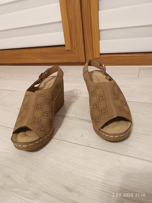 Brązowe buty na koturnie koturny obcasy eleganckie 36 clara barson