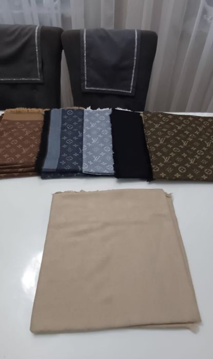 Beżowa chusta Louis Vuitton kaszmirowa