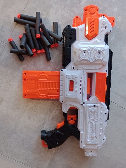 Pistolet na piankowe naboje wystrzeliwane na baterie