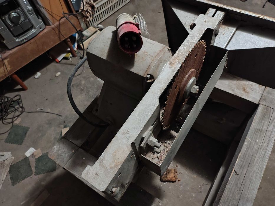 Krajzega piła stojąca z silniekiem na siłę