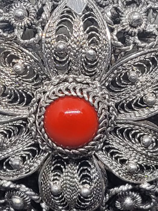 Брошь серебро коралл