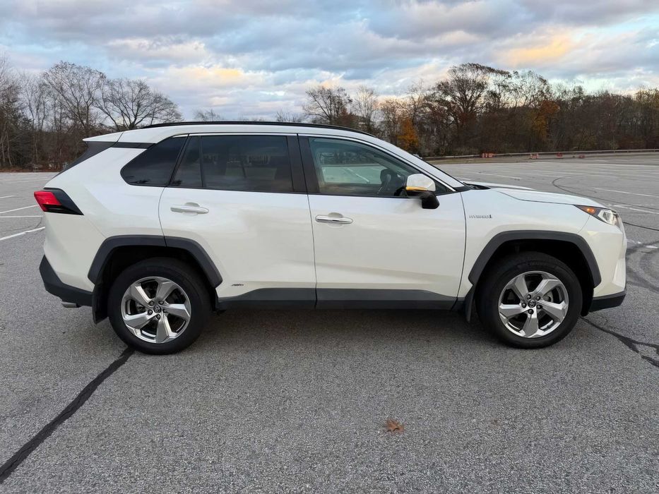 Toyota RAV4 Hybrid Limited      2019