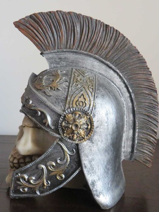 Estátua Caveira com Capacete Romano