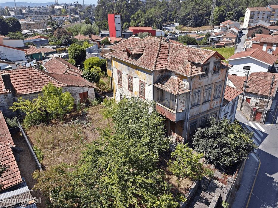 Prédio a venda no Centro de Rio Tinto Imóvel anterior a 1951 - Todo em