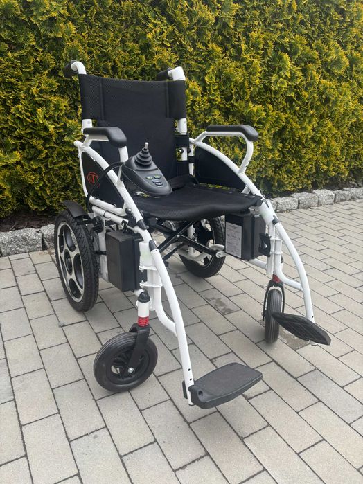Wózek inwalidzki elektryczny składany AT52304 BIAŁY na spacer do domu