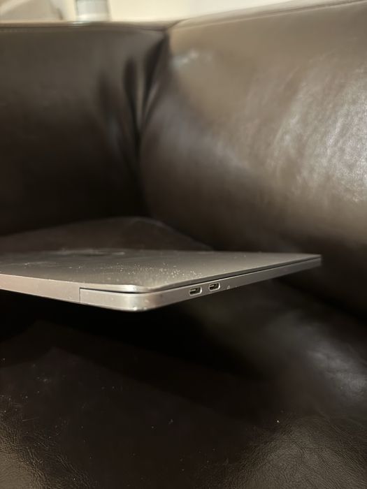 MacBook Pro 13” (2020) – Intel i5 / 8GB RAM / 256GB SSD