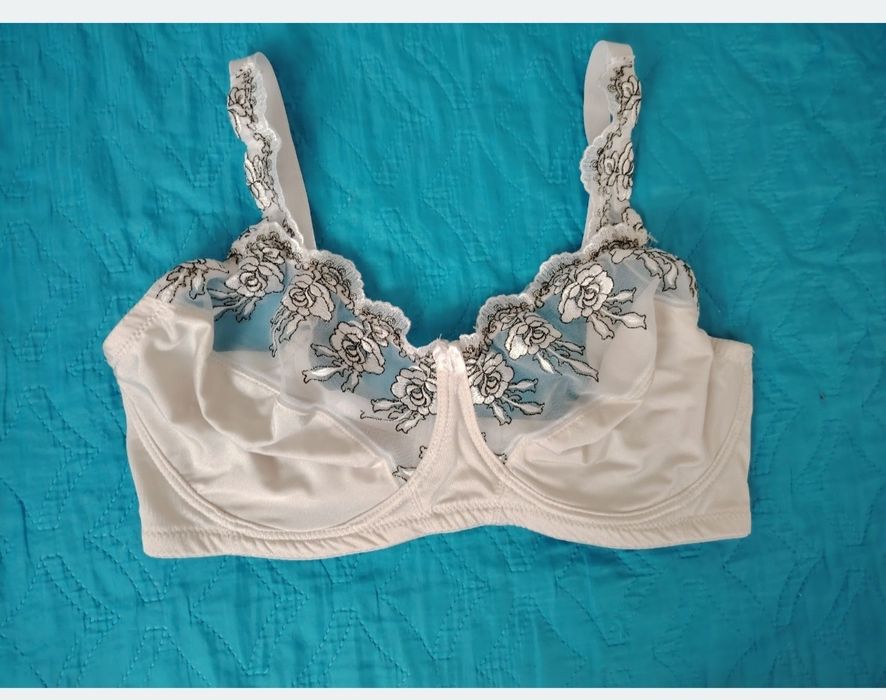 Бюстгальтер з кружевом, розмір чашки E-F та об'ємом під грудьми 95. Ко