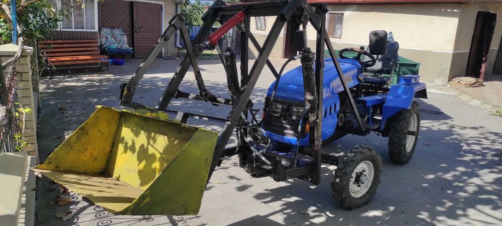 Трактор , погрузчик, фреза, лопата для снігу.