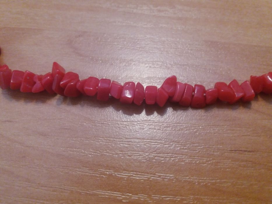 Бусы красного цвета