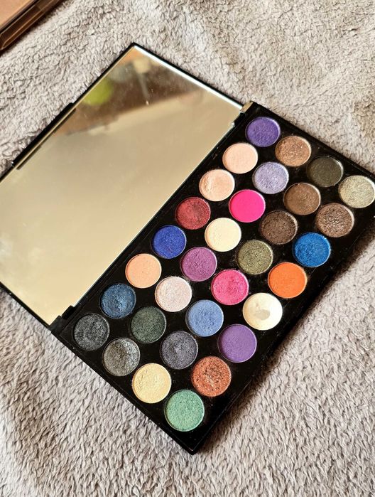 Paleta cieni do powiek Makeup Revolution