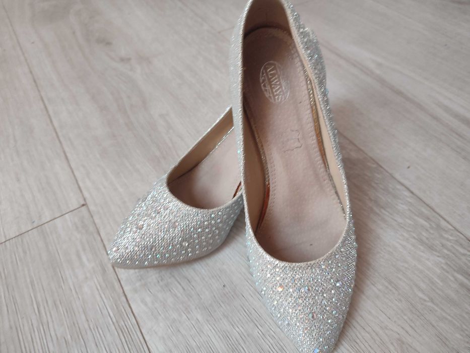 Piękne buty z cyrkoniami