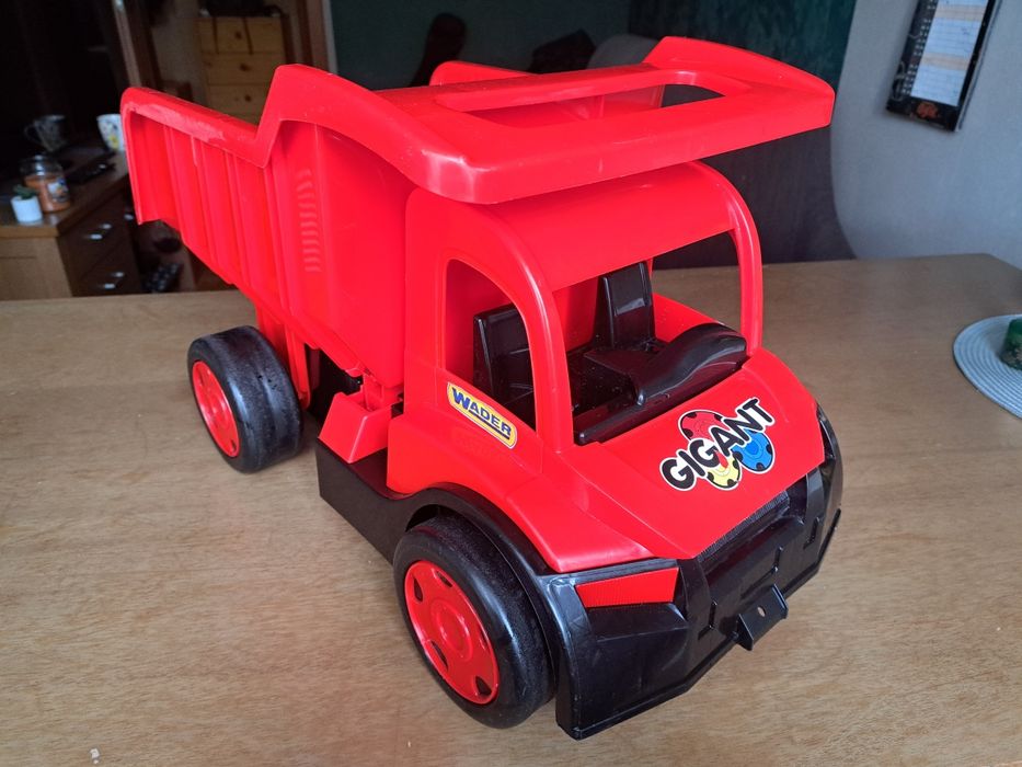 Zabawka czerwona wywrotka Wader. Ciężarówka/czerwone duże auto