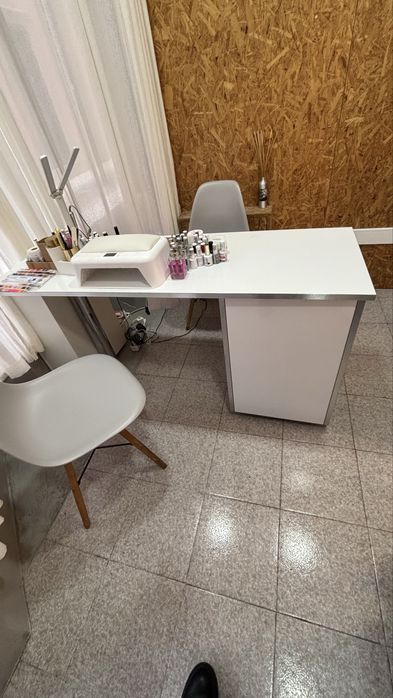 Mesa de Manicure com aspiracao em otimo estado