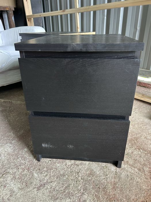 Duas mesas de cabeceira de cor preta IKEA