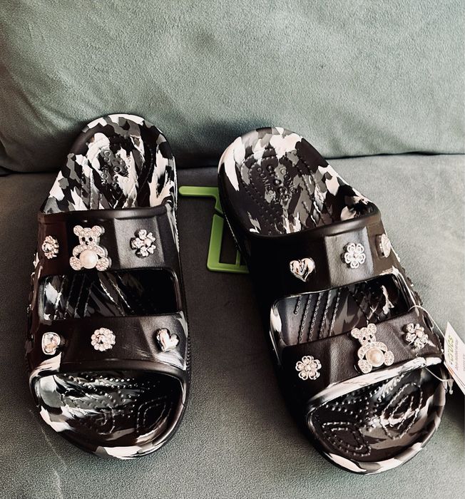 Klapki Crocs czarno-biale z roznymi  ozdobami, 37-40