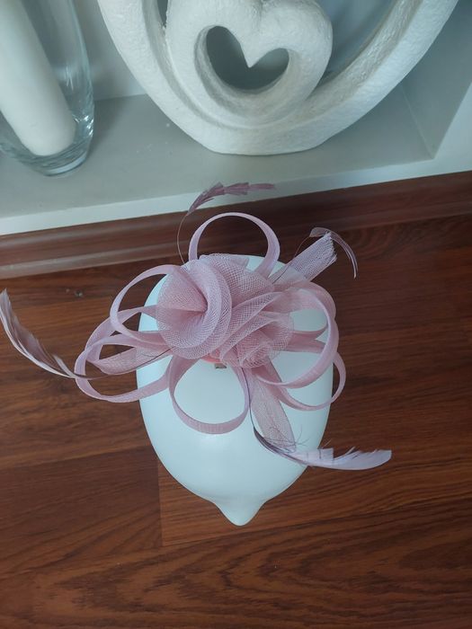 Fascynator ozdoba na głowę na spince Kolor pudrowy brudny róż