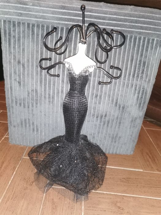 Ekspozytor na biżuterię lalka dama