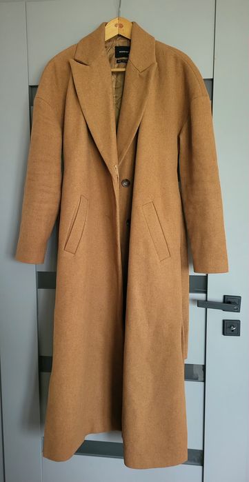 Płaszcz z obniżonymi ramionami