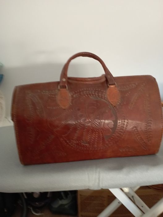 Vendo mala de pele feita pelos indígenas da Amazônia