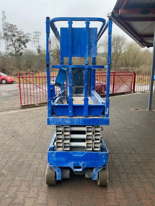 Podnośnik krzyżakowy akumulatorowy zwyżka budowlana halowa