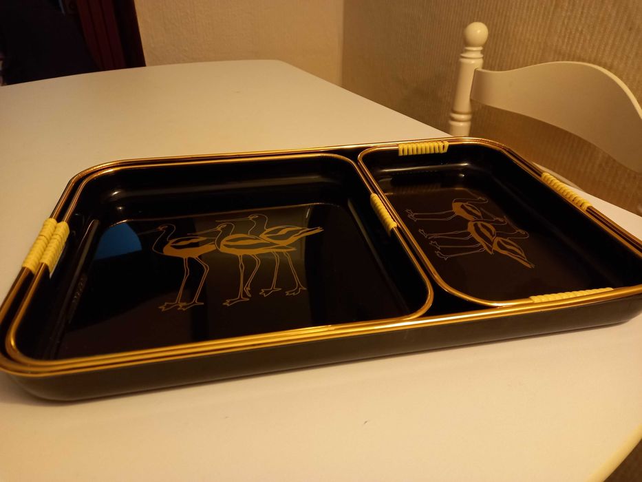 Bandejas em lata antigas todas 15,00 não á cobrança