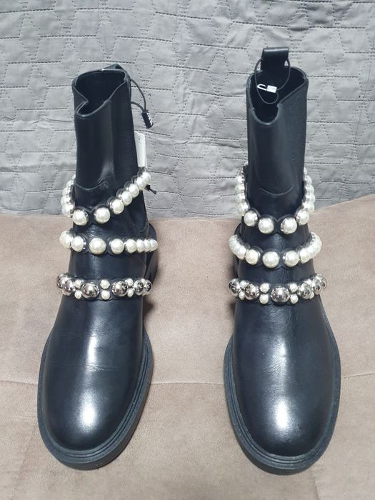 Черевики Zara з перлинними ремінцями.