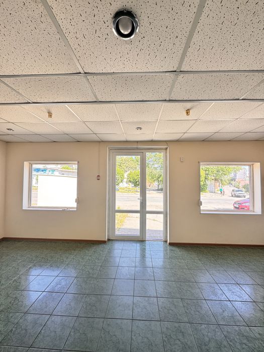 Продам магазин 35 кв. м. ЦЕНТР Є САНВУЗОЛ під торгівлю, салон