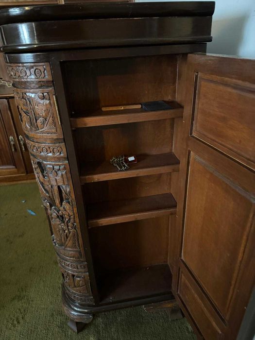 Bar antigo- esculpido a mão