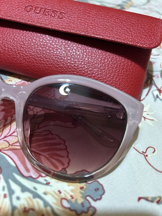 Óculos de sol rosa da Guess