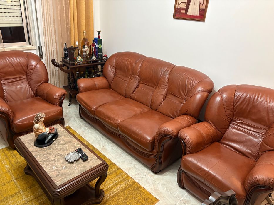 Vendo conjunto de sofás de pele usados