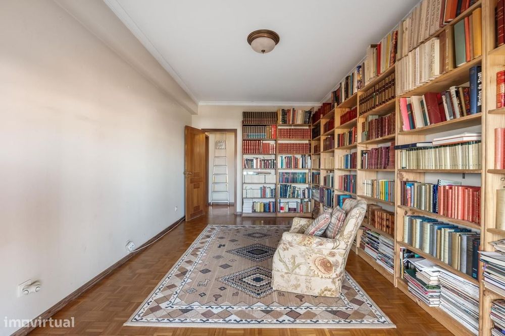 Apartamento T5 com estacionamento, Quinta das Palmeiras, Oeiras