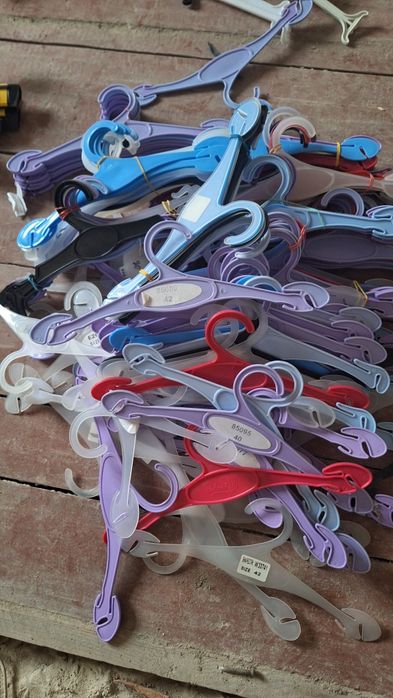 Вішаки для одягу різні